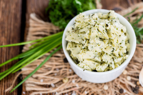 Kräuterbutter Rezepte sind schnell gemacht und gehören zu jedem Grillschmaus.