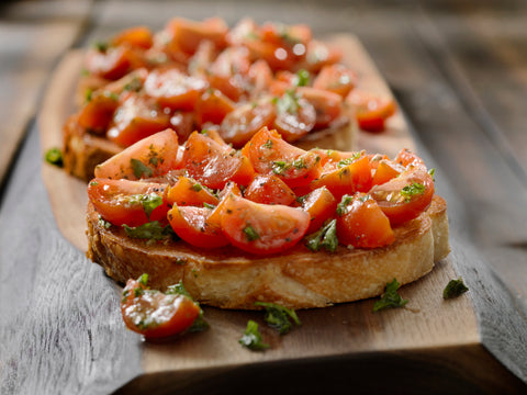 Das klassische Bruschetta Rezept wird mit Tomaten gemacht