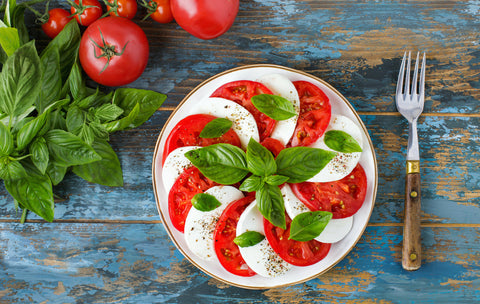 Schuhbecks Rezept für Tomaten-Mozzarella-Omelett