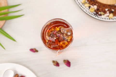 Rooibos Tee wirkt wohltuend und schmeckt heiß und kalt. Photo: TeaCora/Unsplash