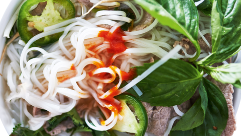 Vietnamesische Nudelsuppe mit Pilzen