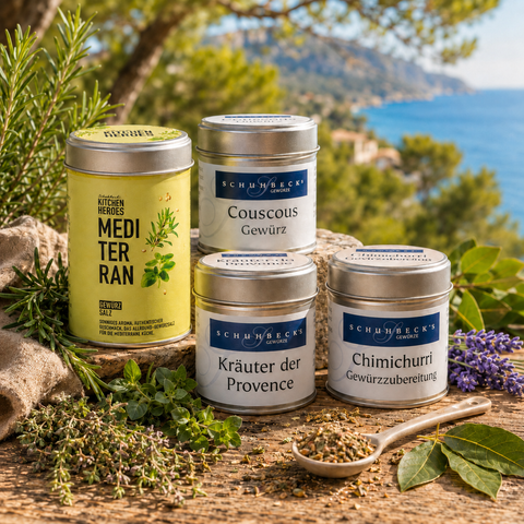 Schuhbecks Sommer-Mediterran-Set: die vier Gewürzdosen Mediterran Gewürzsalz, Couscous-Gewürz, Kräuter der Provence und Chimichurri vor mediterraner Küstenlandschaft