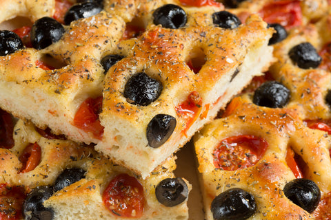 iStock-524862793_Focaccia mit Oliven.jpg__PID:e27006d7-4566-4bdd-9dd4-a8fc81c9d50f